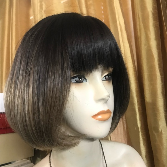 Synthetic Brown w/ highlights wig in a Bob style - Picture 2 of 4